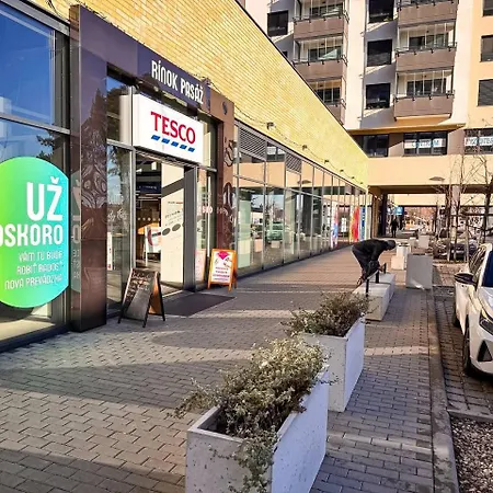 Апартаменти 555 New & Fully Equipped With Free Garage Братислава