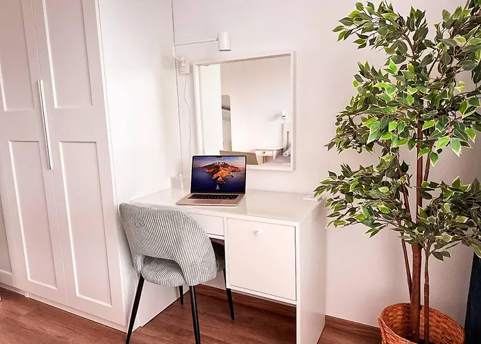 555 New & Fully Equipped With Free Garage Apartment *