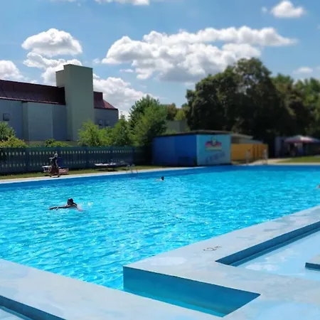 555 New & Fully Equipped With Free Garage Lejlighed *